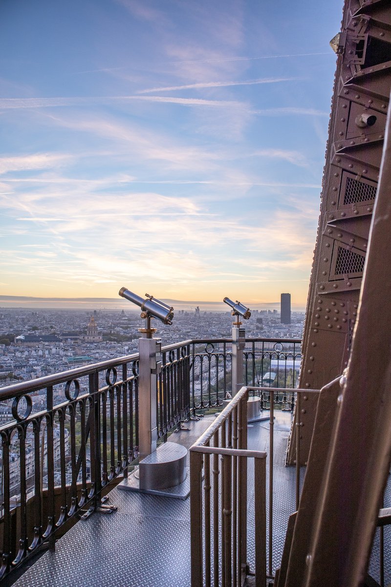 LaTourEiffel's tweet photo. 🇫🇷 Si on parlait de mon 2ème étage ? L'éblouissement devant la splendeur de Paris à 360°, de jour comme de nuit ✨Prenez le temps de l’explorer et de profiter des boutiques sans oublier notre bar à macarons !😍 https://t.co/ilmxSioaRj