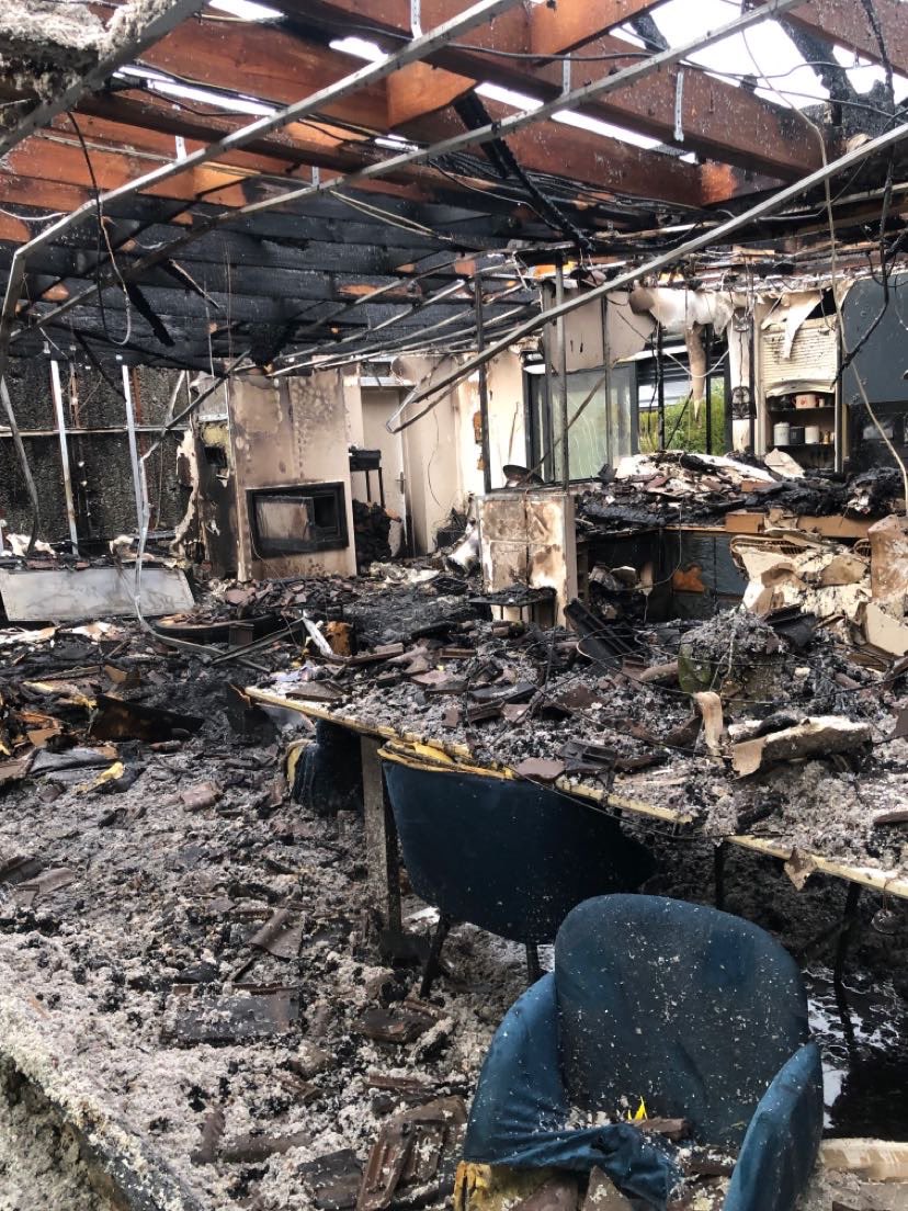 AlexDS78's tweet photo. ‼️ Bonjour à tous et à toutes. Le dimanche 14 janvier, ma maison a été ravagée par un incendie dévastateur. Malheureusement, nous avons perdu tout ce que nous avions. Ma mère a travaillée pendant 30 ans pour réaliser son rêve d'avoir cette maison, mais tout a été réduit en cendres. Nous n'avons vécu dans cette demeure que six mois avant ce sinistre. Heureusement, personne n'a été blessé.
 Nous avons créé une cagnotte pour solliciter de l'aide. L'assurance ne nous propose qu'un hébergement temporaire dans un hôtel pendant deux semaines, après quoi il nous incombe de trouver un logement pour nous cinq. Nous avons également constaté que notre trousse de premiers secours, qui devrait normalement être fournie par l'assurance après un incendie, ne nous a toujours pas été remise. Elle comprend des vêtements et de la nourriture. 
Je suis désolé de devoir demander de l'aide, car ce n'est pas quelque chose que j'apprécie particulièrement.

Cependant, je veux être en mesure de soutenir ma mère. Chaque don, même s'il ne s'élève qu'à 1 euros, sera grandement apprécié. L'argent n'est pas notre priorité principale, car je suis prêt à travailler cinq fois plus pour y parvenir. Notre objectif principal est de partager notre histoire afin de trouver rapidement un logement pour nous cinq.

Si vous avez des contacts ou des informations utiles, n'hésitez pas à les partager.
 Je vous remercie infiniment par avance pour votre soutien.

https://t.co/b7ikMMbg5r