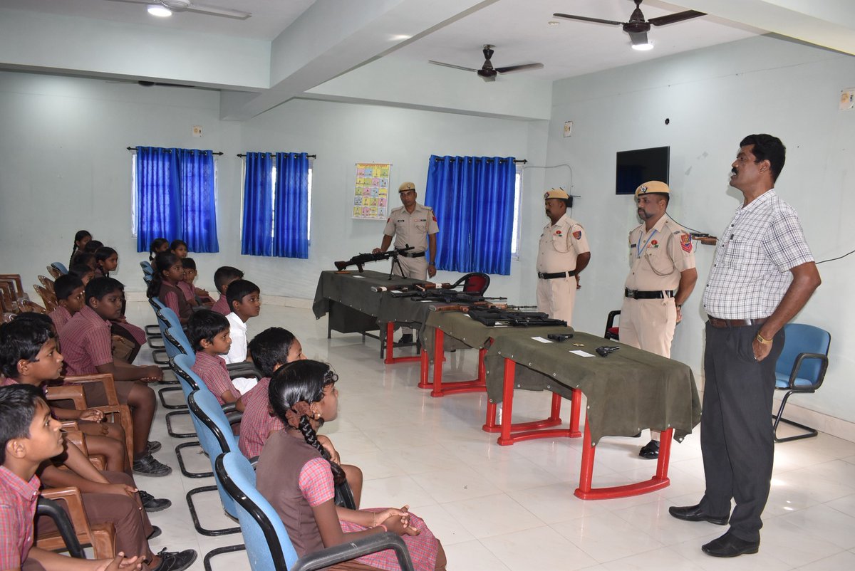 AndamanPolice's tweet photo. On 17-01-2024, #PTSProthrapur welcomed 45 bright minds & 2 teachers from Govt. Middle School Brookshabad. A day of enlightenment on law enforcement, featuring eye-opening sessions on Cyber Crime, POCSO Act, and Drug Abuse. https://t.co/8bEsO5Huvk