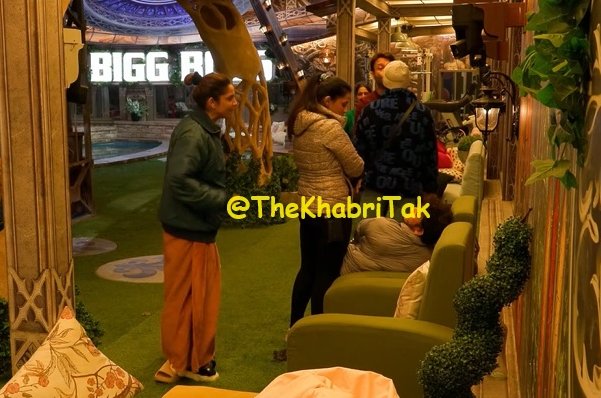 TheKhabriTak's tweet photo. The battle of Top 2 as the teammates are looking followers of @anky1912 &amp; @munawar0018 !!!!

Whom do you support ??

- Retweet : #MunawarFaruqui 
- Like : #AnkitaLokhande 

Comment - Your favourite 

#BB17 #BiggBoss #BiggBoss17 https://t.co/0nWHfYbmaj