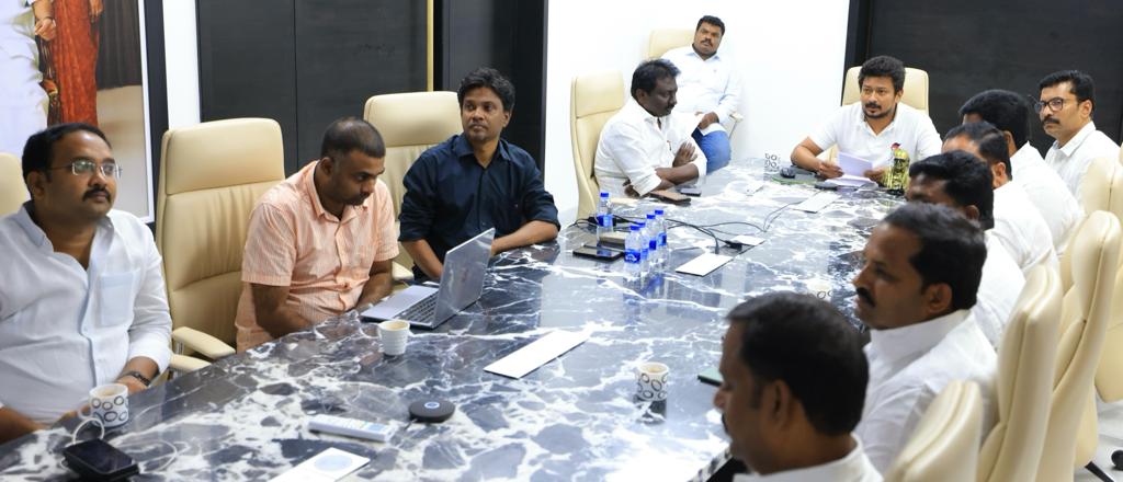Udhaystalin's tweet photo. சேலத்தில் வரும் ஞாயிற்றுக்கிழமை நடைபெறவுள்ள @dmk_youthwing  மாநாட்டினையொட்டி, இறுதிகட்டமாக மேற்கொள்ள வேண்டிய பணிகள் குறித்து மாநாட்டி��் ஒருங்கிணைப்பாளர்- கழக முதன்மை செயலாளர் அண்ணன் @KN_NEHRU அவர்கள், சேலம் மாவட்டக்கழக  செயலாளர்கள், இளைஞர் அணி மாநில துணைச் செயலாளர்கள் முன்னிலையில், மாவட்ட- மாநகர - மாநில இளைஞரணி அமைப்பாளர் துணை அமைப்பாளர்களுடன் இன்று ஆலோசனை மேற்கொண்டோம்.

ஜனவரி 20 மற்றும் மாநாட்டு நாளான ஜனவரி 21 ஆகிய தினங்களில், அட்டவணைப்படி நடைபெறவுள்ள அனைத்து நிகழ்ச்சி நிரல்கள், அதற்கான தற்போதைய ஏற்பாட்டு பணிகள் குறித்து விரிவாக கலந்தாலோசித்தோம்.

மாண்புமிகு முதலமைச்சர் அவர்கள் மாநாட்டிற்கு வருகை தந்து பங்கேற்கும் நேரத்தில் மேற்கொள்ள வேண்டிய பணிகள் தொடங்கி,  பேச்சாளர்கள் - கலைக்குழுவினர் - தொண்ட���்களின் வருகை - வாகன நிறுத்த வசதி வரை பல்வேறு அம்சங்கள் பற்றி கருத்துக்களை பரிமாறிக்கொண்டோம்.

இளைஞர் அணி மாநாட்டின் வெற்றிச் செய்தி எட்டுத்திக்கும் எதிரொலிக்கும் வகையில் பணியாற்றிடுவோம். #கழக_இளைஞரணி_மாநாடு