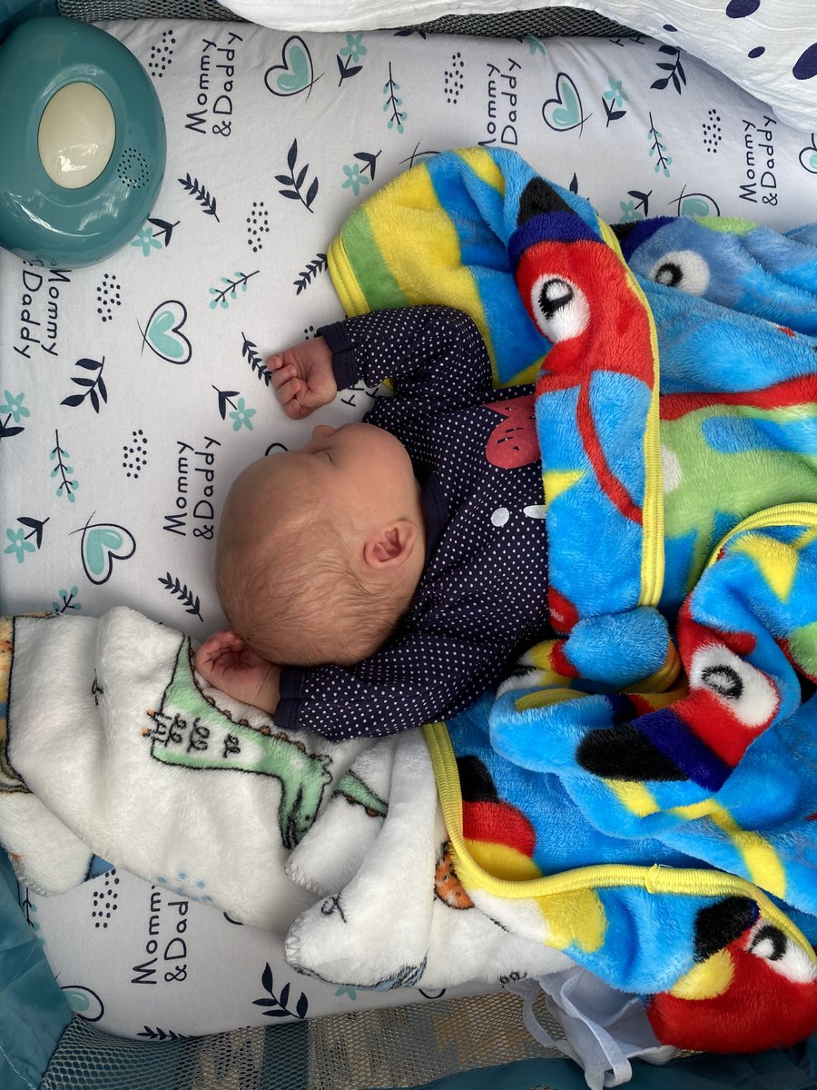 Уже неделя, как я мама. Странно это всё, сложно привыкнуть к новому статусу, пока что в полной абстракции. Много плачу, сильно устаю, мало сплю, не испытываю никаких чувств. Очень надеюсь, что это скоро пройдет.