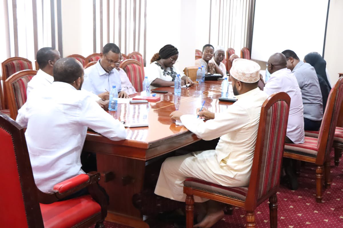 Mandera_cgvt's tweet photo. Today, the Water Resources Authority team, led by Mr. John Munyao, briefed H.E. @MohamedAKhalif on the Horn of Africa Ground Water for Resilience Program. Significant progress in Turkana, Marsabit, Wajir &amp; Mandera counties, benefitting 1.5M  people. https://t.co/UhcBhQxBlr