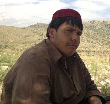 InformaCosmos's tweet photo. Un héroe que pocos conocen 

Aitzaz Hasan, un chico Pakistaní de 15 años de edad, murió el 6 de enero de 2014 mientras impedía que un terrorista suicida ingresara a una escuela en la aldea de Hangu. Más de 2.000 estudiantes asistían a clases en el momento del incidente.

El 6 de enero de 2014, Aitzaz estaba frente a la puerta de su escuela secundaria pública, Ibrahimzai, en Hangu, con otros dos compañeros de clase. A Aitzaz no se le había permitido asistir a la asamblea de la mañana debido a su tardanza ese día.

Un relato dice que en ese momento un hombre de 20 a 25 años se acercó a la puerta y dijo que estaba allí para "tomar la admisión".

Uno de los estudiantes notó un detonador en el chaleco del hombre, por lo que los compañeros de clase entraron corriendo, mientras Aitzaz se enfrentaba al atacante suicida, quien luego detonó su chaleco.

Otro relato menciona que Aitzaz se dirigía a la escuela cuando vio a una persona sospechosa. En un intento por detener al bombardero, Aitzaz corrió hacia la persona y lo abrazó, lo que provocó que el terrorista suicida detonara su chaleco cargado de explosivos.

En cualquiera de los dos casos, el chico sacrificó su vida al intentar detener al terrorista. Aitzaz y el atacante murieron. 

Había más de 2 000 estudiantes dentro de la escuela, pero gracias a Aitzaz ninguno resultó herido.