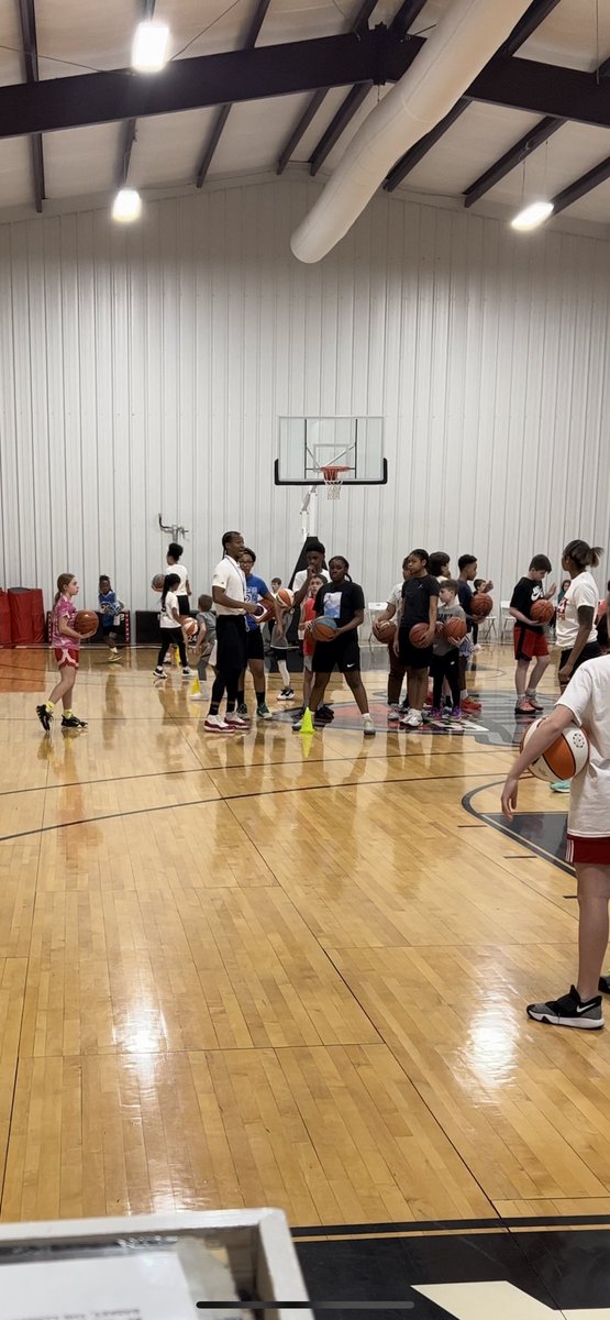 M14HoopsLou's tweet image. MLK Clinic was a MAJOR SUCCESS!!

Players had fun &amp;amp; got better!!

#Repthe14
#TrainingHasToTranslate
