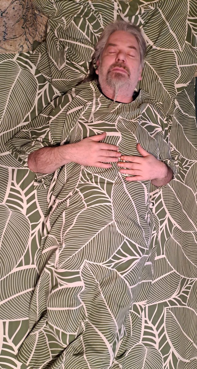 Meine 🌞hat mir einen Tarnanzug genäht. 
Ist doch eine gute Idee für alle die auf dem Amt schaffen.
Oder im Baumarkt.