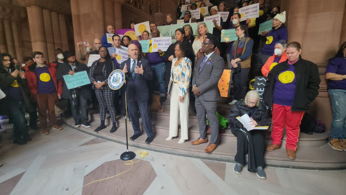 Joined the #treatmentnotjails coalition along w/ @DanielsLaw_NY to pass both bills. The system needs to change. We need to make sure that people who need treatment are seen by a trained mental health professional as a first responder instead of stuck in prison w/out support.
