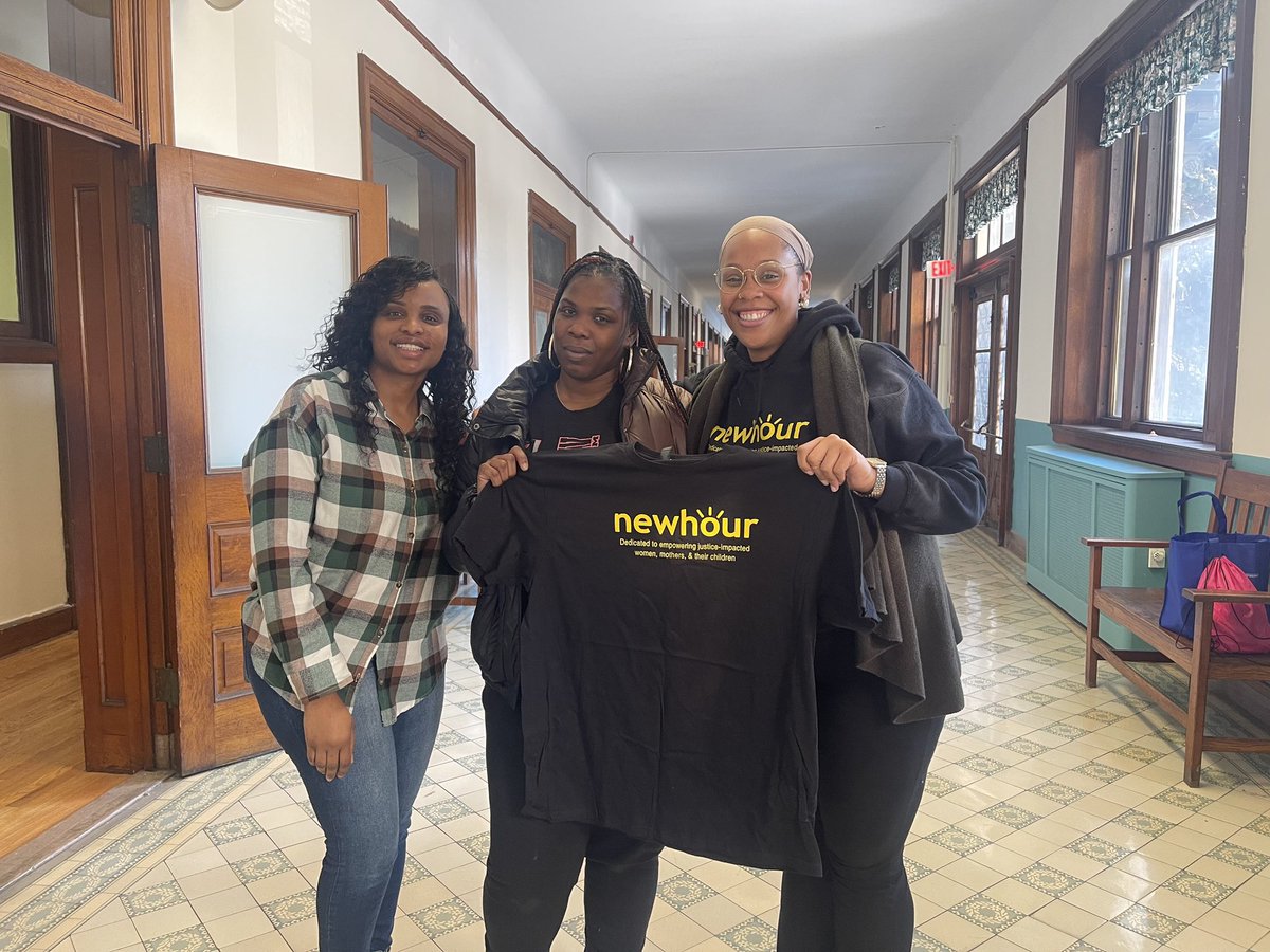NewHourNY's tweet photo. Welcome home to a member who participated in our program behind bars! Our #reentry services give women needed support & resources which reduces recidivism. She was given a #ProjectDignity bag & met with our staff to establish her first goals in reentry while home #ThisIsMyNewHour https://t.co/3N4Dy5hf6U