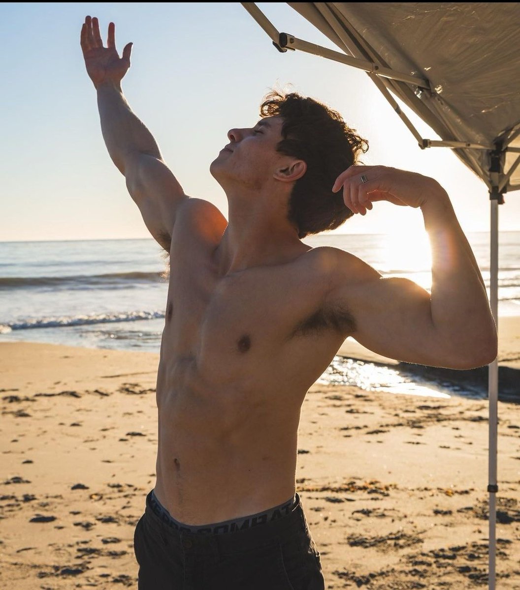 Couldn't wait for summer to show off the gains so. Beach trip! 💪⛱️