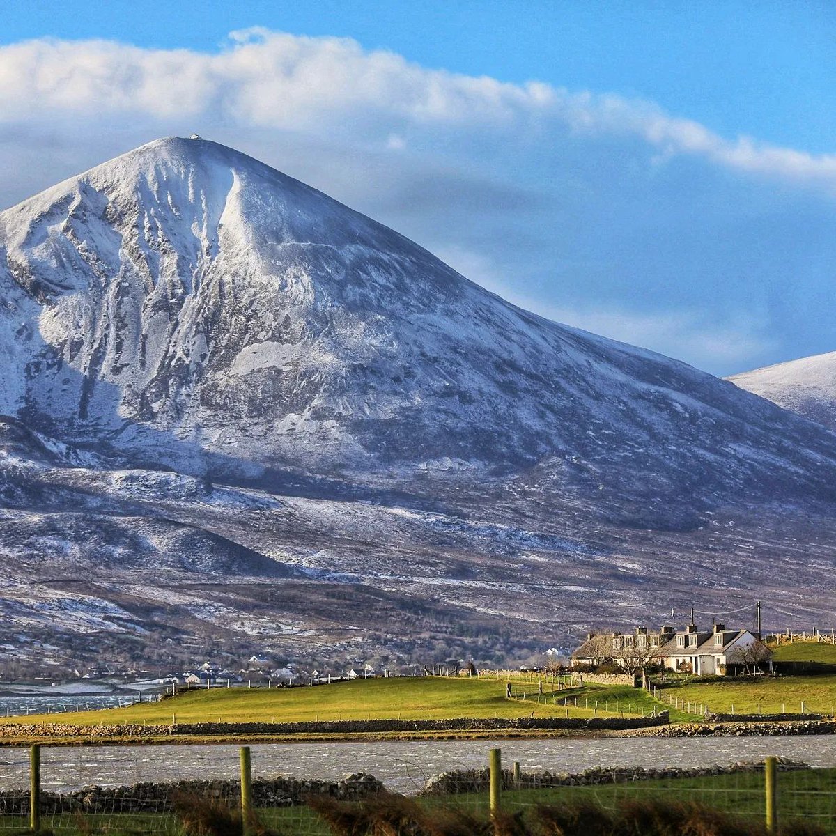 It's a cold one out there today. Share your wintery snaps with us by tagging us in your pics! 👀 📸 @saffagrammer 📍 #CroaghPatrick