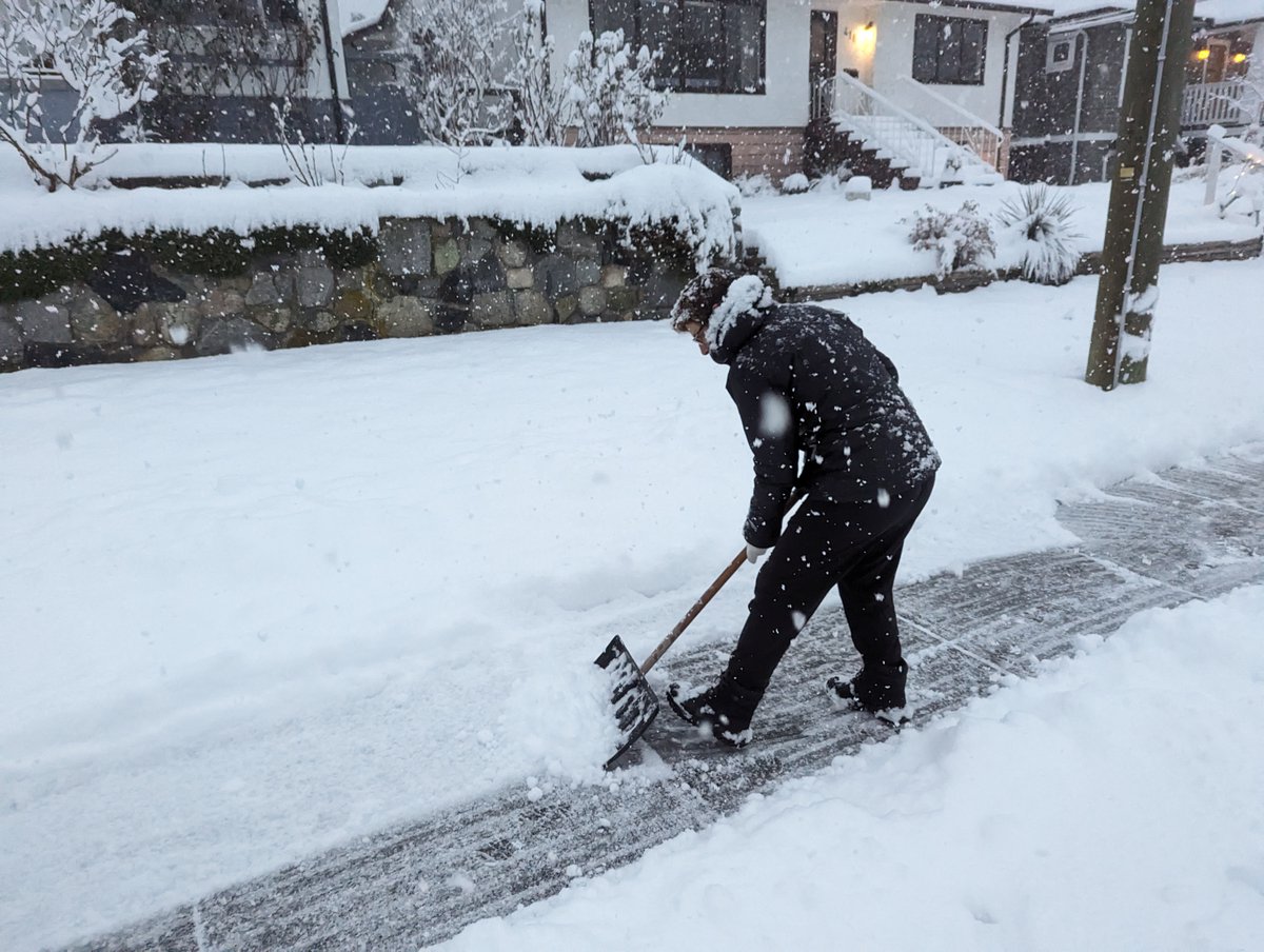 👏Kudos to all residents (including this kind daughter shoveling for her dad) who are keeping the sidewalks and pathways adjacent to their homes clear. Please do your part within 24 hrs of snowfall stopping, so that it’s safe for everyone to get around. cnv.org/Snow