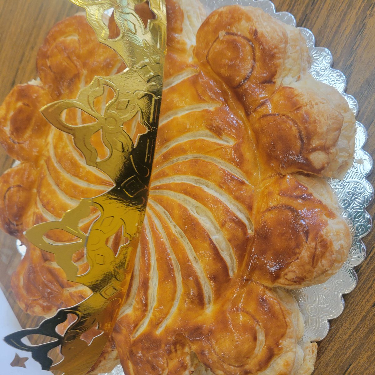 madamegergen's tweet photo. Thank you Wingets for sending in this delicious king cake after a long weekend!  Such a nice surprise! #bonjourmadeira #magicinmadeira @MadeiraHSPrin https://t.co/MFlaxNQ3a5