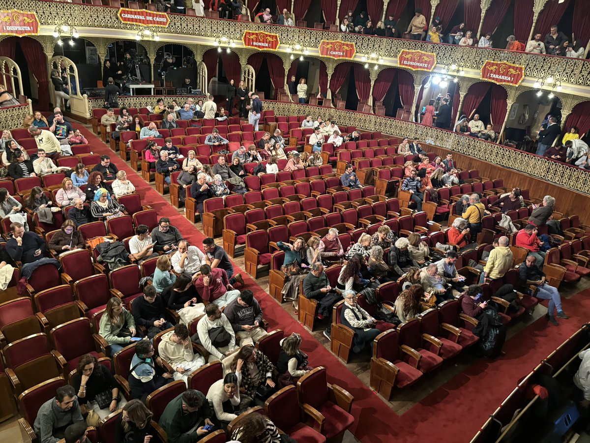 11 de la noche y el teatro así. Va a ser que el problema no era la hora.. #COAC2024P9
