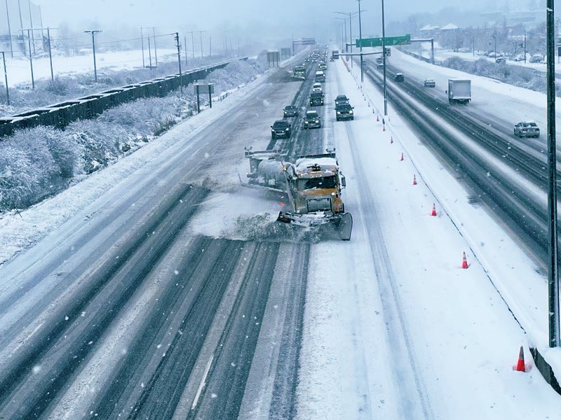 TranBC_LMD's tweet image. Another 📸 of the tow plow on #BCHwy1. #BCStorm

Crews have been working around the clock removing accumulations from roads. 

#CoquitlamBC
#LowerMainland

Cc @DriveBC @MainroadLM