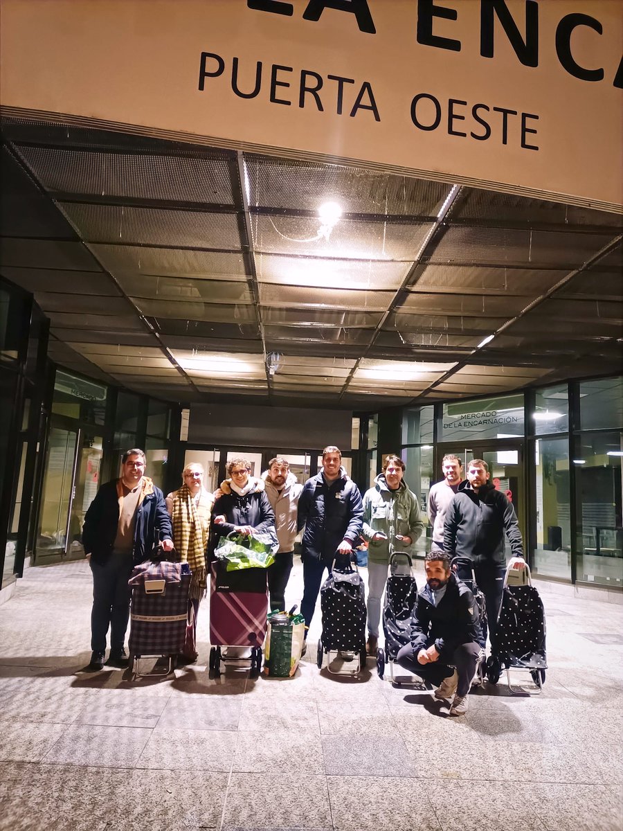 ligachichos's tweet photo. Anoche nos unimos a la #brigadanocturna para repartir ropa y comida a la gente que no tiene un techo donde dormir. 
Espectacular la labor que realizan, volveremos a colaborar con ellos, seguro.
!ENHORABUENA AMIGOS!

#BRIGADANOCTURNA
#COPANAVIDAD23
#LIGALOSCHICHOS
#LALIGADELPUEBLO https://t.co/N60ROHURhH