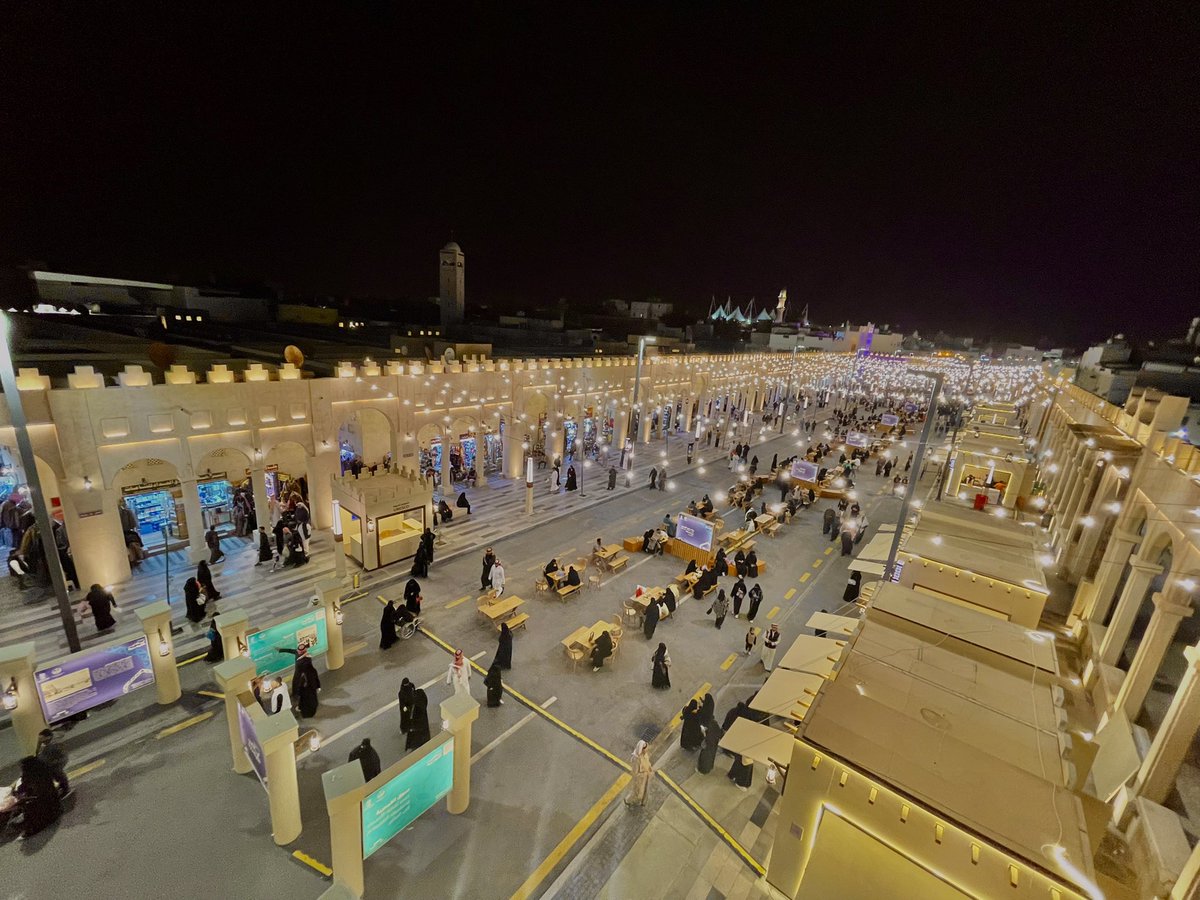 في رحلة عبر عبق التراث الأصيل واستلهام روح العطاء والبناء لأجدادنا..

سعدت بزيارة وسط الهفوف التاريخي ومهرجان #ليالي_القيصرية الذي يعد معلماً ثقافياً يحتضن تاريخ #الأحساء المميز، ويربط ماضيها العريق بحاضرها الجميل.