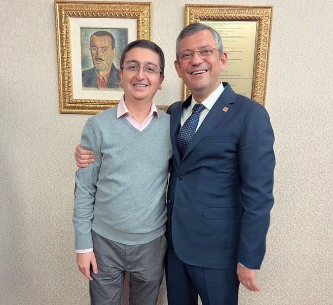 trhaber_com's tweet photo. Şehit Savcı Mehmet Selim Kiraz'ın katili Bahtiyar Doğruyol'un kuzeni Utku Doğruyol, Özgür Özel'e doğrudan bağlı olarak sosyal medya direktörü ve kampanya yöneticisi olarak yetkilendirildi. https://t.co/aN7xHcY7bk