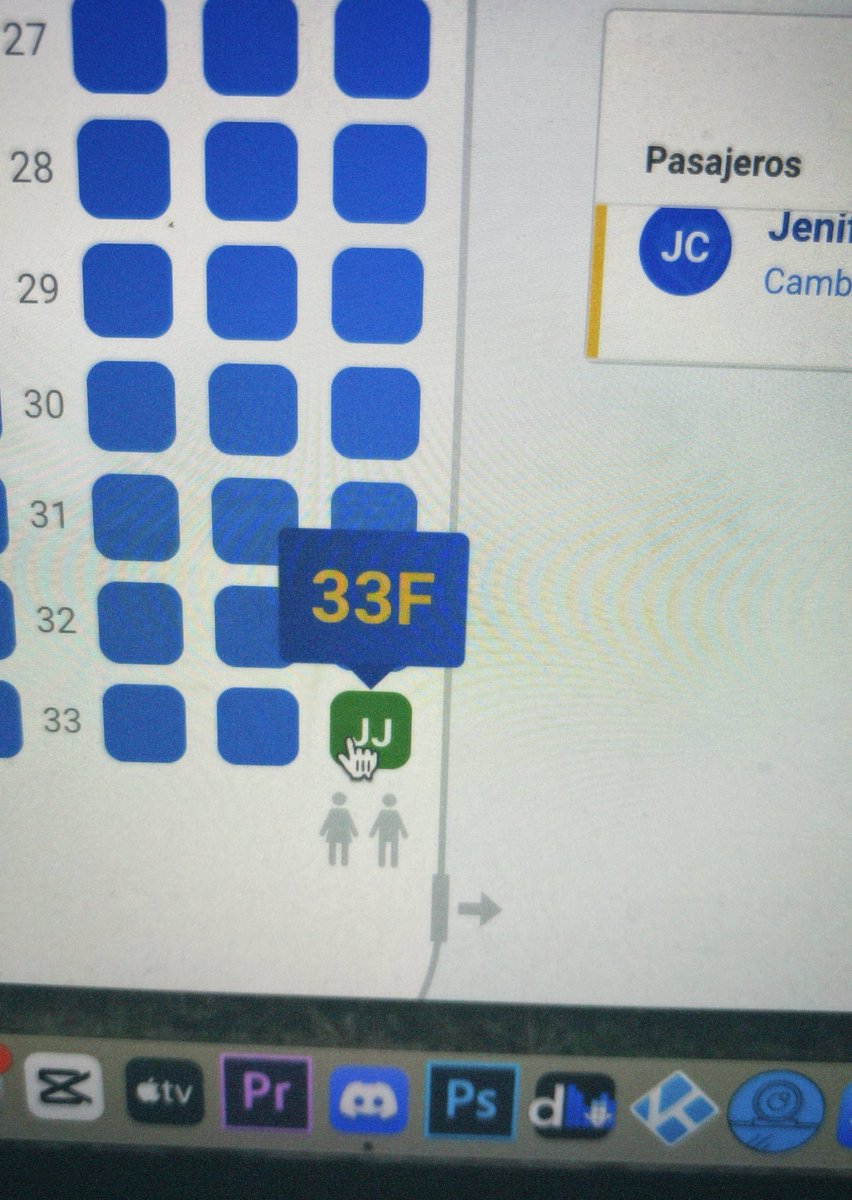 ¿que me voy de viaje con mis amigas y he tenido la oportunidad de escoger asiento? confirmamos. ¿que me he venido arriba con el 33F por fernando? no lo niego. 😳🙈😎 @alo_oficial deséame buen viaje! jaja #fernandoalonso #la33 @Ryanair_ES