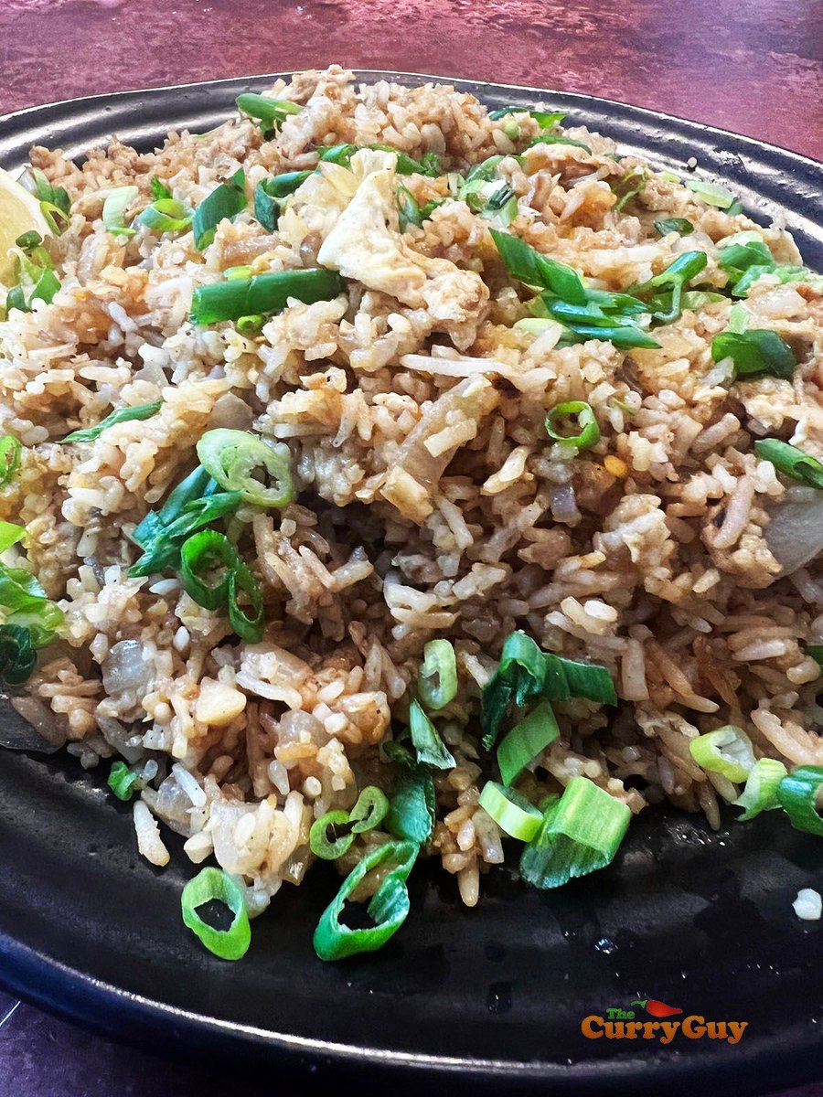 You can literally make this Chinese egg fried rice in minutes! So good and a lot cheaper than going out. RECIPE HERE ---buff.ly/42V9Yas