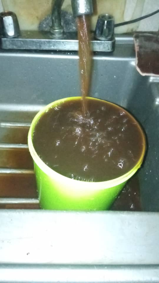 agustindepablos's tweet photo. @HidroCapital2 @NicolasMaduro @_Vpsops @RMarcoTorres @mastporlapatria Exigimos a hidrocapital respeto a la comunidad de parque caiza y caucaguita miren el agua que están mandando a las casas es un trato inhumano a los ciudadanos quien es el responsable , dónde está el ministro https://t.co/auQJ26n6mr
