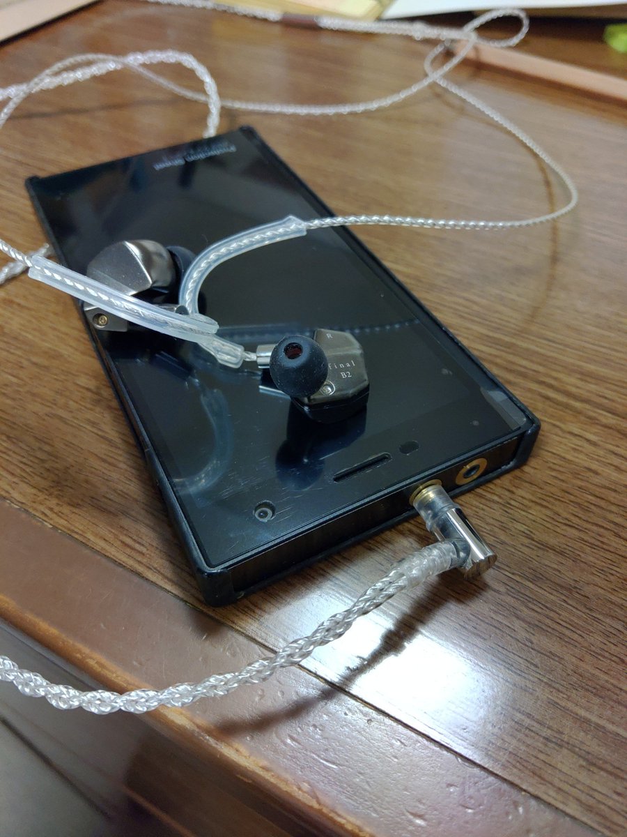 giantwoods2's tweet photo. おはようございます。
オンキョーのグランビート、final B2、3.5mmシルバーコートケーブル。
古いDAPですが、充分良い音で気に入っています。
B2は背後の楽器の音が良く聴こえますね。
#final #onkyo https://t.co/WceNABOmFz
