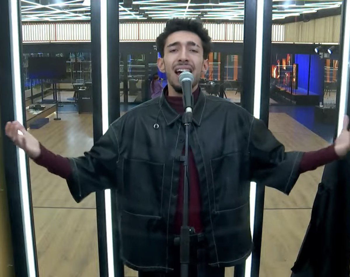 saanttii17's tweet photo. 23:15 de la noche, adivinad quienes siguen ensayando. no hay personas más trabajadoras que ellos, siempre lo diré. #OTDirecto17E https://t.co/97vZtzVbX4