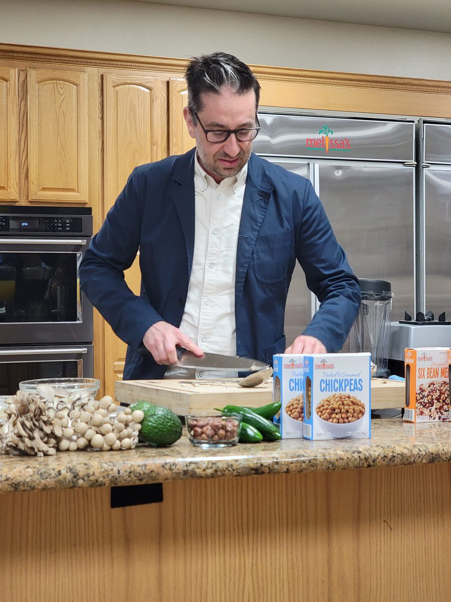 Looking to eat healthier in the new year? Then you need this book!5⃣The Power Five: Essential Foods for Optimum Health by @DrCrupain has 75 recipes that focus on the 5 foods that keep you living your best life—w/o sacrificing flavor or faves. #ad Get it➡️amzn.to/48HfFvh