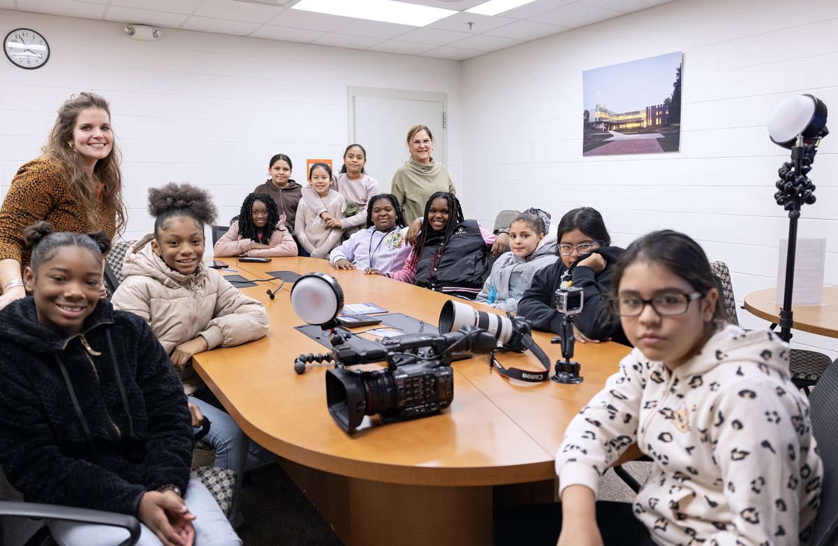 JLab_News's tweet image. Say cheese! Lab photographer @aileen__devlin recently spent some time with local students to discuss what it takes to work as a science photog. Every week, lab staff speak with students as part of the sci ed &quot;Role Model&quot; initiative.
#learneveryday