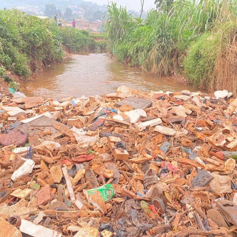 UgandaRangers's tweet photo. #UgandaJuniorRangers #OneEarthOneOcean youth rangers were not trained to educate adults in affluent societies on proper waste disposal, but drive by adult littering.
Driving them to become adult 'peer' educators in order to stop vice. https://t.co/GxBOO6UDOf