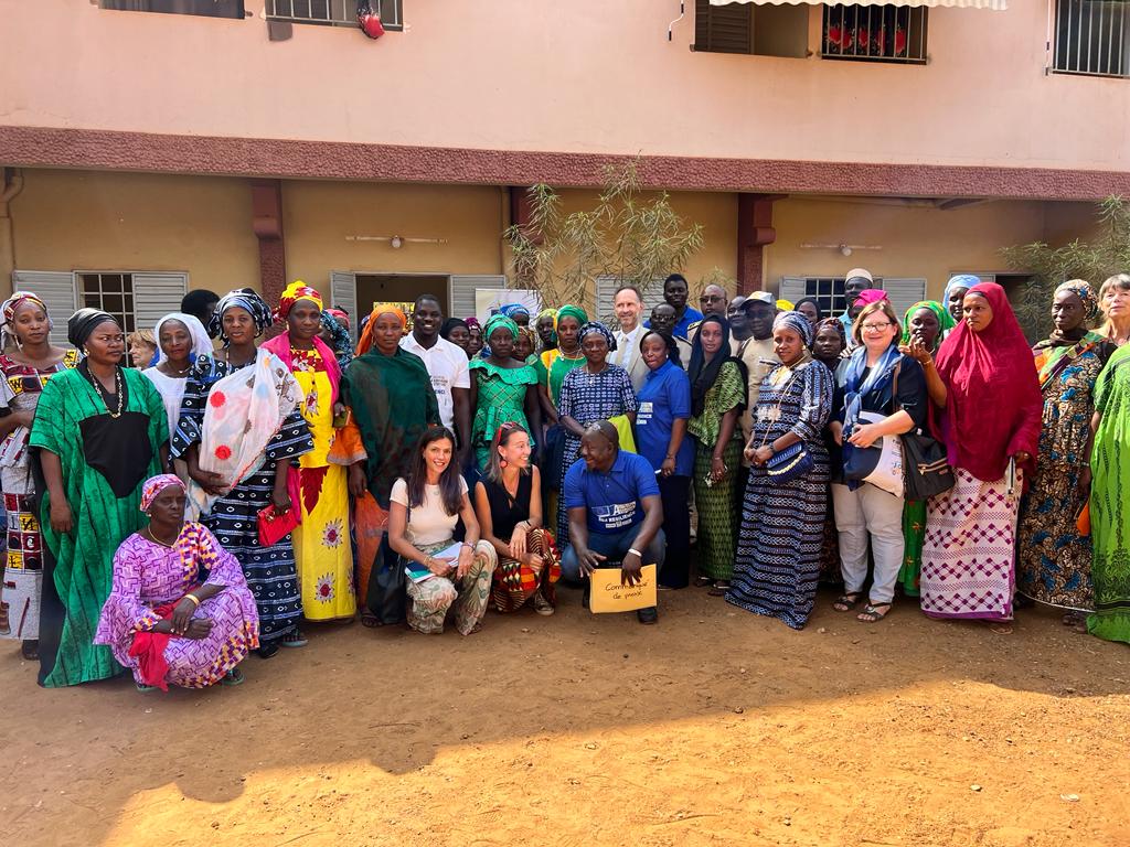 EUAmbSenegal's tweet image. L’UE est fière de soutenir le leadership des femmes du département de Salemata avec #TeamEurope  #KAS4security :  leur contribution est essentielle pour  répondre aux défis de développement, de stabilité et de résilience de cette région dynamique mais aussi pleine de défis.