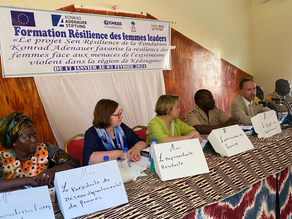 EUAmbSenegal's tweet image. L’UE est fière de soutenir le leadership des femmes du département de Salemata avec #TeamEurope  #KAS4security :  leur contribution est essentielle pour  répondre aux défis de développement, de stabilité et de résilience de cette région dynamique mais aussi pleine de défis.