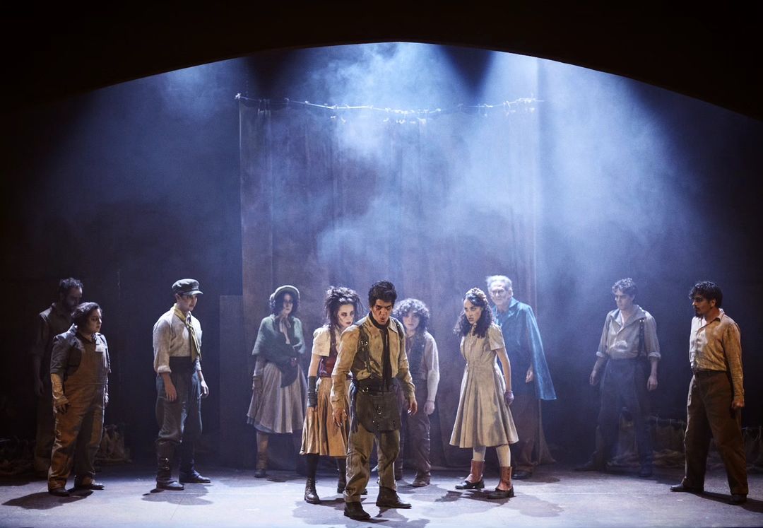 “𝐒𝐖𝐄𝐄𝐍𝐄𝐘 𝐓𝐎𝐃𝐃”, 𝐞𝐱𝐭𝐢𝐞𝐧𝐝𝐞 𝐬𝐮 𝐞𝐱𝐢𝐭𝐨𝐬𝐚 𝐭𝐞𝐦𝐩𝐨𝐫𝐚𝐝𝐚 en el <a href="/teatro_milan/">Teatro Milán</a> 

escandala.com/sweeney-todd-e…