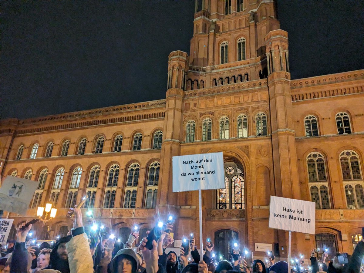 Bei der Kundgebung vom Runden Tisch Antifaschismus vor dem Roten Rathaus haben sich mehrere 1000 Teilnehmende gegen Rechtsextremismus und Rassismus versammelt. Die dritten großen Strassenproteste in #Berlin in 6 Tagen. #b1701