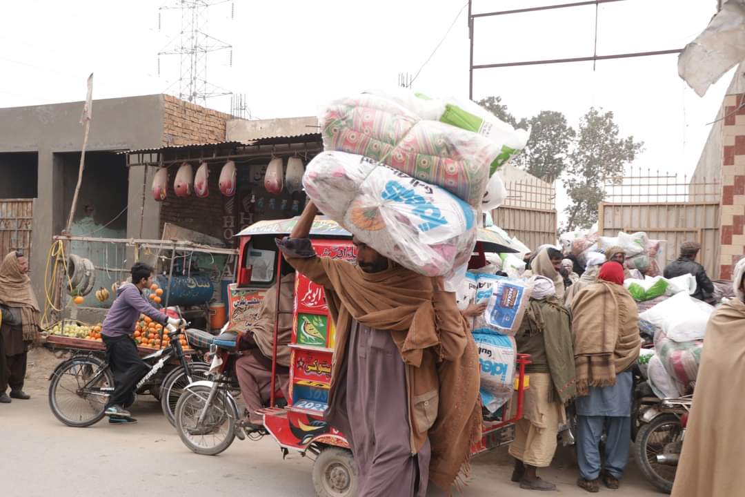 AKFWomenWing's tweet image. &quot;آئیں وطن سنواریں مہم&quot; کے تحت
الخدمت فاؤنڈیشن ویمن ونگ ضلع مظفر گڑھ میں ونٹر پیکج تقسیم کیا گیا جس سے غریب خواتین مستفید ہوئیں۔
آئیں مشکل میں گھری انسانیت کا دست و بازو بنیں۔

#Pakistan #help #HelpWithAlkhidmat #AlkhidmatCan #Alkhidmat #Pakistan #woman