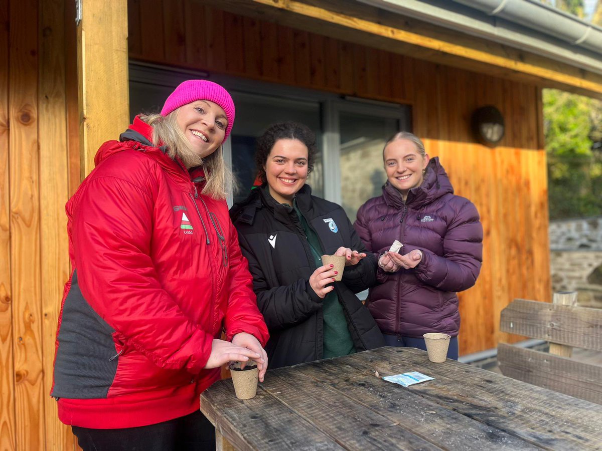 Urddieuenctid's tweet photo. Profiad llesol yn @PentreIfan . 

Staff yr Adran yn cwrdd i ffwrdd ac yn profi gweithgareddau yng nghanol byd natur. 

Os ydych chi eisiau mwy o wybdaeth am ein Gwersyll Amgylcheddol a Lles NEWYDD (a hollol wych!), cysylltwh a cymunedol@urdd.org https://t.co/BPgTWZmIiP