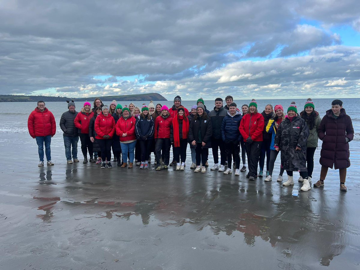 Urddieuenctid's tweet photo. Profiad llesol yn @PentreIfan . 

Staff yr Adran yn cwrdd i ffwrdd ac yn profi gweithgareddau yng nghanol byd natur. 

Os ydych chi eisiau mwy o wybdaeth am ein Gwersyll Amgylcheddol a Lles NEWYDD (a hollol wych!), cysylltwh a cymunedol@urdd.org https://t.co/BPgTWZmIiP