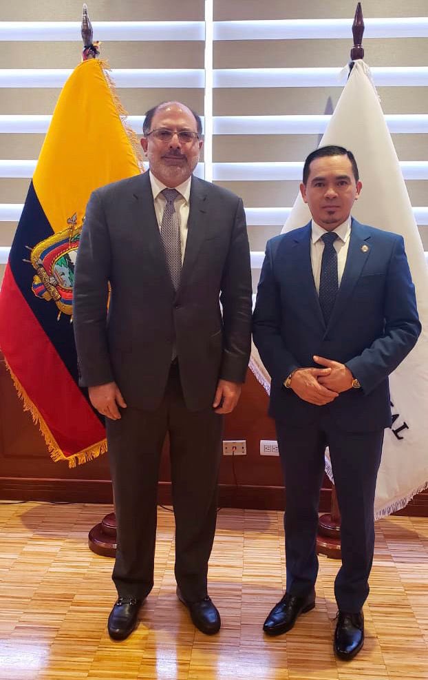 DefPublicaEC's tweet photo. 🔴 #Hoy

El Defensor Público General, @AngelTorresDPG, mantuvo una productiva reunión con el presidente de la @AsambleaEcuador, @HenryKronfle, a fin de articular acciones interinstitucionales en beneficio de los ecuatorianos; además, analizaron el tema del incremento salarial a los defensores, derecho establecido en la constitución y que se encuentra pendiente desde la creación de la @DefPublicaEc.

#SeguimosCreciendo 📈