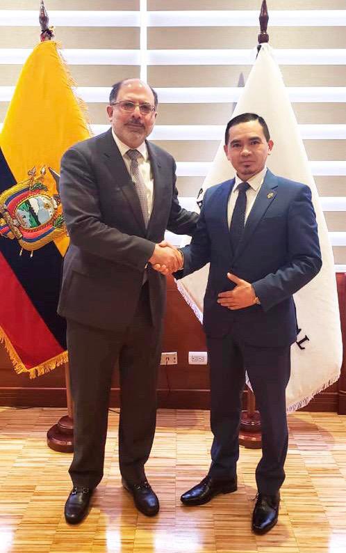 DefPublicaEC's tweet photo. 🔴 #Hoy

El Defensor Público General, @AngelTorresDPG, mantuvo una productiva reunión con el presidente de la @AsambleaEcuador, @HenryKronfle, a fin de articular acciones interinstitucionales en beneficio de los ecuatorianos; además, analizaron el tema del incremento salarial a los defensores, derecho establecido en la constitución y que se encuentra pendiente desde la creación de la @DefPublicaEc.

#SeguimosCreciendo 📈
