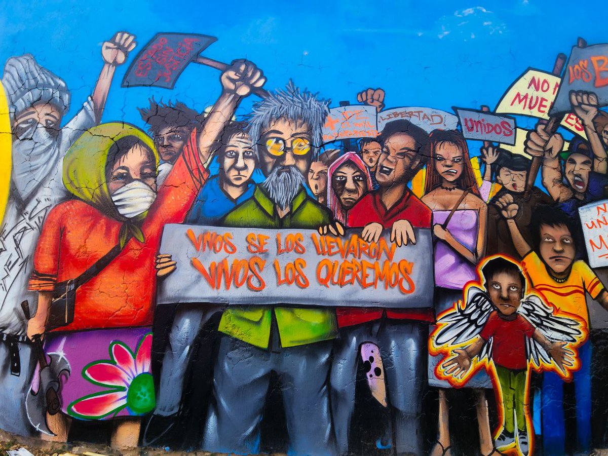 Con el fin de invitar a otros colectivos que mantienen luchas sociales y defensa de los derechos, este mural muestra rostros, cifras de personas desaparecidas, así como consignas.
📍 Guadalajara, Jalisco
#Murales #ArteUrbano
#Art  #streetart #streetartdaily #streetartphoto