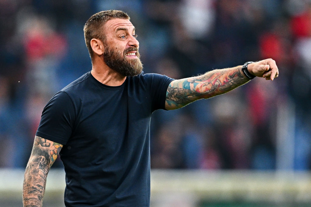 NumeroDiez_10's tweet photo. #Roma - #DeRossi a #RomaTV sull'amore dell'#Olimpico 🏟���
📌 "Vedendo lo stadio da tifoso ho capito che, al di là dei risultati, era in modalità #RomaBarcellona, che all'epoca capitava una volta ogni tanto"
📌 "Si sta ricreando un rapporto speciale tra squadra e tifoseria" https://t.co/5wh4yBDW2K