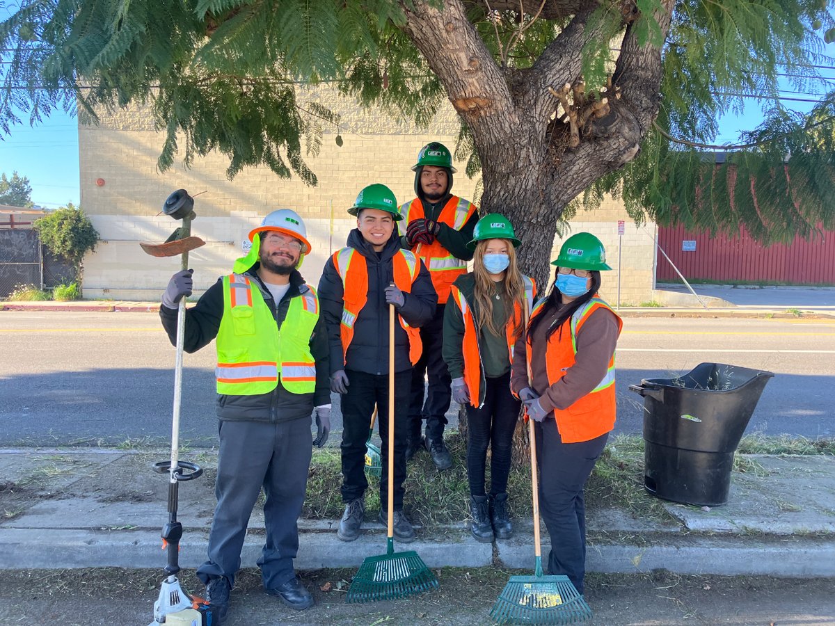 cd1losangeles's tweet photo. Over the weekend, #TeamCD1 stopped by a cleanup in Glassell Park and a march and resource fair in Pico Union. We are grateful to @GPIA90065, Pico Union NC, and @LoyolaHigh for organizing these events and for their commitment to honoring Dr. King's legacy in our communities. https://t.co/hE0PuzlGps