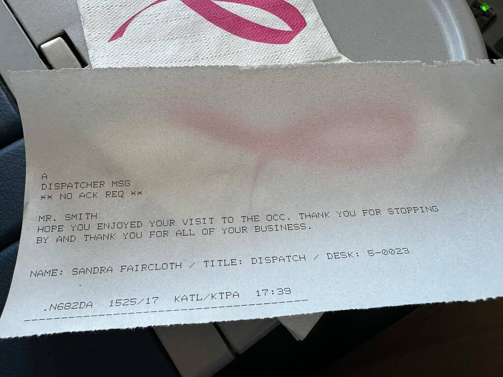 JonathanESmith's tweet photo. This fun surprise was just handed to me at 31,000 feet. #deltaproud #deltamedallion #deltarockets #delta https://t.co/1vQpmasXZM