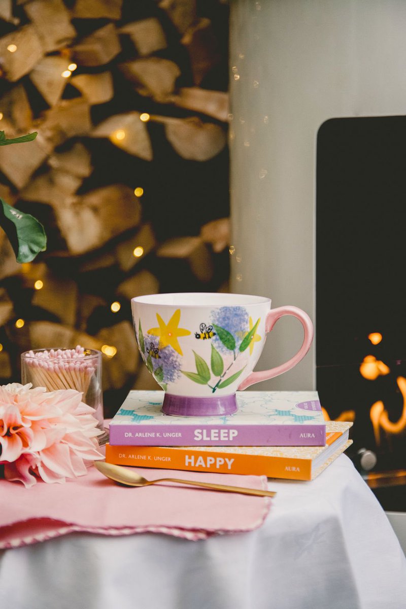 🌸🐝 Hand painted fine china mug with alliums and bees 🌸🐝

Looking for a colourful and beautiful gift to bring a cosy vibe to a cold January? Look no further! This hand-painted fine china mug featuring vibrant alliums and adorable 🐝