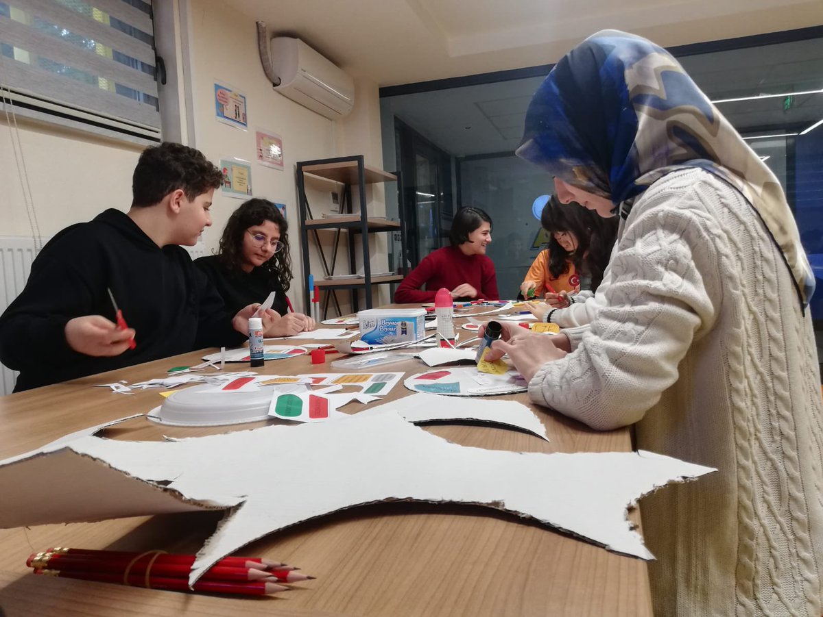 GalRobotik's tweet photo. Son hafta etkinlikleri kapsamında bizleri misafir eden @T3kesifkampusu ekibine çok teşekkür ederiz 🤩
Kişisel Gelişim Atölyesi ile öğrencilerimizin benlik algıları ve sınırları konusunda farkındalık kazanmaları sağlandı💪🏻 @T3Vakfi @t3bilimtr @yasintepe @GalKurumsal @GALMezunlar https://t.co/MxBKUX4h99
