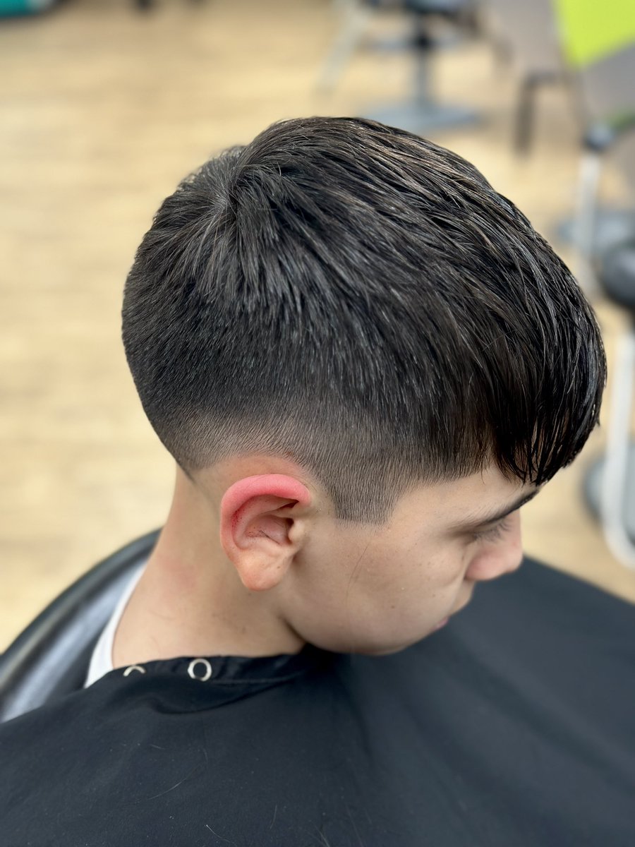 cdx0x's tweet photo. Come get a cut, it’s slow and I need to make money! 💇🏻 #fade #clippercut #haircut #taper https://t.co/x0oIyLFkll