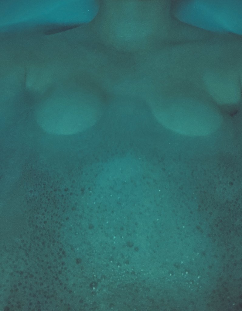 littlebitoffunn's tweet photo. Where did all the bubbles go????
#bubblebath #bubblesmissing
#gettingwarm #bubblesearch #soaking #calm #easy
#selfcare #takingabath #retrofilter https://t.co/XPh7OqYS1k