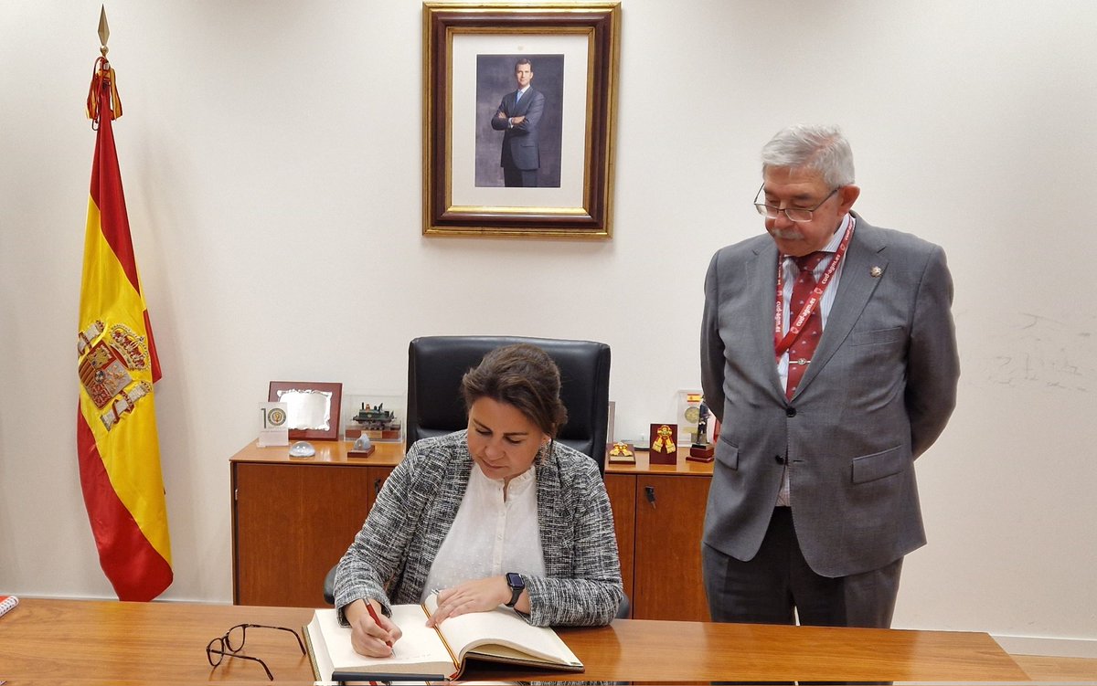 CUDZaragoza's tweet photo. La directora #ANECA Pilar Paneque ha destacado nuestra vocación de #serviciopúblico en su visita de hoy, en la que ha estado acompañada por la responsable de Evaluación del Profesorado Susana Quicios y del subdirector general de Enseñanza Militar #ET GB Juan Manuel Sánchez Aldao https://t.co/AQ6n9Qy30C