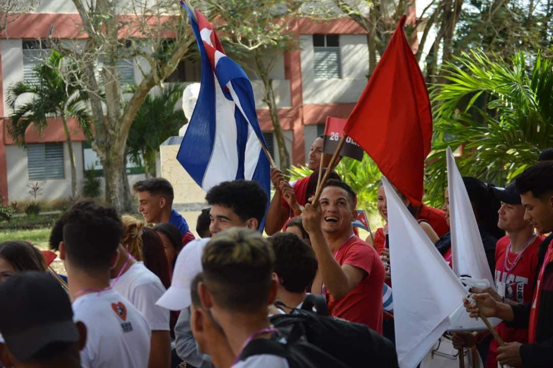 #FidelPorSiempre: "Yo sé que cuando un pueblo está unido como este y tiene fe y tiene hombres que no lo van a traicionar, es un pueblo invencible; y que a la Revolución nada ni nadie podrá vencerla". #EstaEsLaRevolución #Cuba