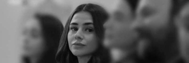 "يُقال أن رسائل الغرباء تجبر الخواطر
 فهل لي عندكم رسالة."🖤🥀