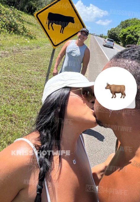 Do jeitinho que gosto de est&aacute;, pegando outro na frente do meu maridinho @cuckolddakriss &spades;️ https://t